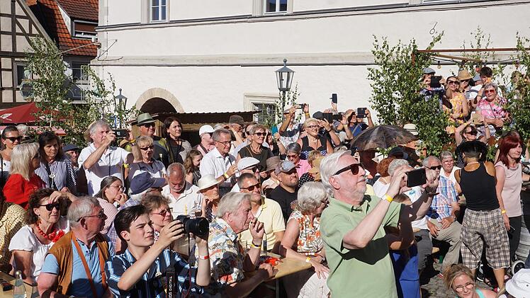 Ein voller Marktplatz und ein begeistertes Publikum verfolgte bei den Fladungen Classics den Auftritt von Rock'n`Roll-Titan Peter Kraus.