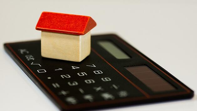 Monatliches Sparen lohnt sich, um sich den Traum vom Eigenheim verwirklichen zu können.