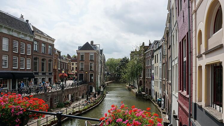 Utrecht ist die viertgrößte Stadt der Niederlande und eine beliebte Alternative zu Amsterdam. Malerische Grachten und Parks, lebhafte Restaurants, interessante Museen und historische Bauwerke sorgen für ein abwechslungsreiches Stadtbild.