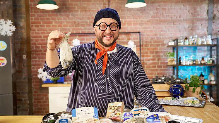 Von wegen frischer Fisch: Sebastian Lege prüft verschiedene Fertigsalate mit Matjes.