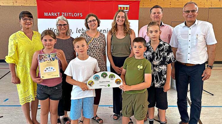 Plakette weist neue Biosph&auml;renschule aus: (v.l.) Birgit Herr&eacute;, Andrea Sch&auml;fer, Julia R&ouml;sch, Simone Scheer, Matthias Hauke und Roland Limpert.Eva-Maria Schiffler