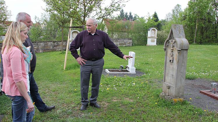 Dieses Priestergrab soll versetzt, der Grabstein hergerichtet werden.
