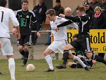 Sebastian Götz (weißes Trikot, Dritter von rechts) will mit dem FC Sand gegen den Würzburger FV II den zweiten Tabellenplatz untermauern.