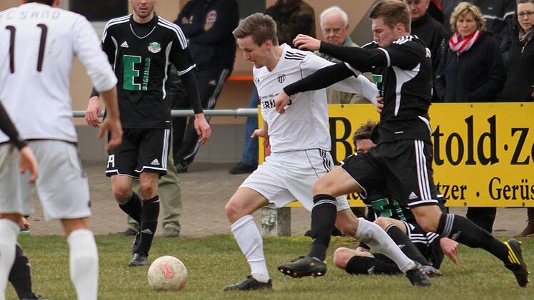 Sebastian Götz (weißes Trikot, Dritter von rechts) will mit dem FC Sand gegen den Würzburger FV II den zweiten Tabellenplatz untermauern.