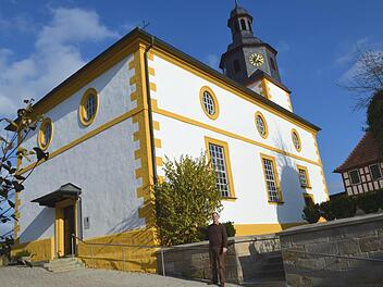 Schmuckstück in neuem Glanz: Pfarrer Till Roth freut sich, dass das Gerüst an der Sankt Nikolaus-Kirche weg ist und die Baumaßnahme abgeschlossen ist.  Foto: Thomas Micheel