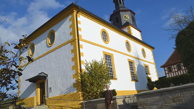 Schmuckstück in neuem Glanz: Pfarrer Till Roth freut sich, dass das Gerüst an der Sankt Nikolaus-Kirche weg ist und die Baumaßnahme abgeschlossen ist.  Foto: Thomas Micheel