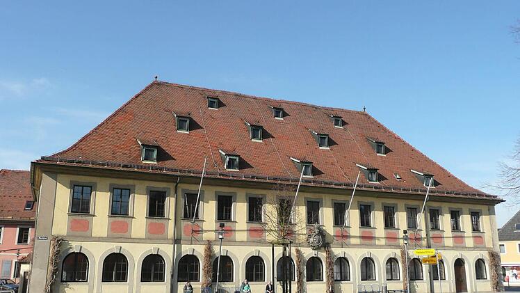 Die Sanierung des Rathausdaches ist einer der großen Kostenfaktoren, die im Haushalt der Stadt Lichtenfels zu Buche schlagen. Foto: Ramona Popp