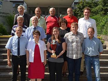 "Botschafter des Sportabzeichens", also Prüfer, Ausbilder und Vertreter der mitmachenden Schulen und Vereine wurden im Landratsamt vom stellvertretenden Landrat Emil Müller, Sportabzeichen Kreisreferent Wolfgang Illek und dem stellvertretenden BLSV Kreisvorsitzendem Martin Wende ausgezeichnet.  Foto: Peter Rauch