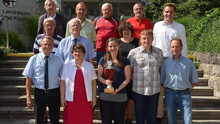 "Botschafter des Sportabzeichens", also Prüfer, Ausbilder und Vertreter der mitmachenden Schulen und Vereine wurden im Landratsamt vom stellvertretenden Landrat Emil Müller, Sportabzeichen Kreisreferent Wolfgang Illek und dem stellvertretenden BLSV Kreisvorsitzendem Martin Wende ausgezeichnet.  Foto: Peter Rauch