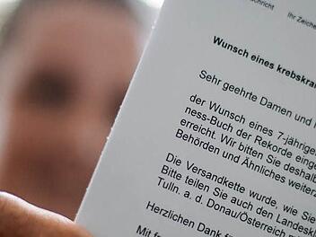 Dieses Anschreiben begleitet den Kettenbrief für den angeblich todkranken siebenjährigen Jungen aus Österreich. Foto: Hendrik Steffens