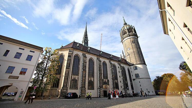 Die Schlosskirche in Lutherstadt Wittenberg. Hier soll Martin Luther 1517 seine 95 Thesen gegen den Ablasshandel angeschlagen haben - das gilt als Beginn der Reformation. 2017 ist 500. Reformationsjubil&auml;um. Foto: Jan Woitas/dpa