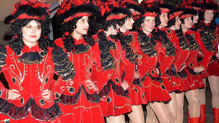 Unterstützt von ihren Garden, Böllerschützen und dem Jugendmusikkorps lieferten sich die Narren aus Garitz und Reiterswiesen einen Schlagabtausch mit den Rathauschefs am Rathausplatz, nachdem sie vom alten Rathaus dorthin gezogen waren. Foto: Peter Rauch