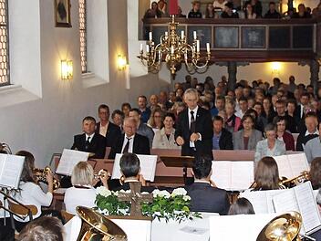 Blick in die Kirche beim Konzert mit Dirigent Simon Gemählich Fotos: Reinhard Löwisch