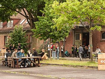 Ehemalige Werkstätten sollen versilbert und in Wohnungen umgewandelt werden - die Kulturschaffenden fürchten auf der Strecke zu bleiben.  p.