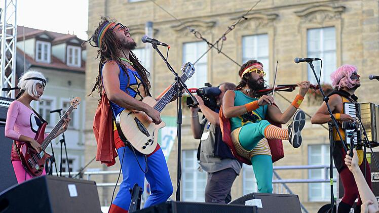 So verrückt geht Jazz: SuperCumbia Y La Liga De La Alegria auf dem Maxplatz. Helmut Ölschlegel
