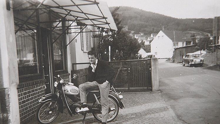 Heinz Seyferth vor der "Maindiele" in Petzmannsberg  Foto: privat