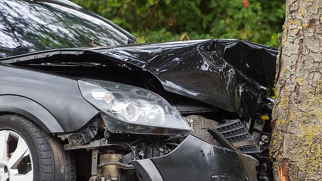 Mit mehreren B&auml;umen kollidierte ein Auto auf der A45. Beide Insassen wurden dabei schwer verletzt. Der Fahrer wurde mit dem Hubschrauber in die Klinik geflogen. Symbolfoto: benjaminnolte/Adobe Stock