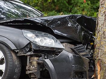 Mit mehreren Bäumen kollidierte ein Auto auf der A45. Beide Insassen wurden dabei schwer verletzt. Der Fahrer wurde mit dem Hubschrauber in die Klinik geflogen. Symbolfoto: benjaminnolte/Adobe Stock