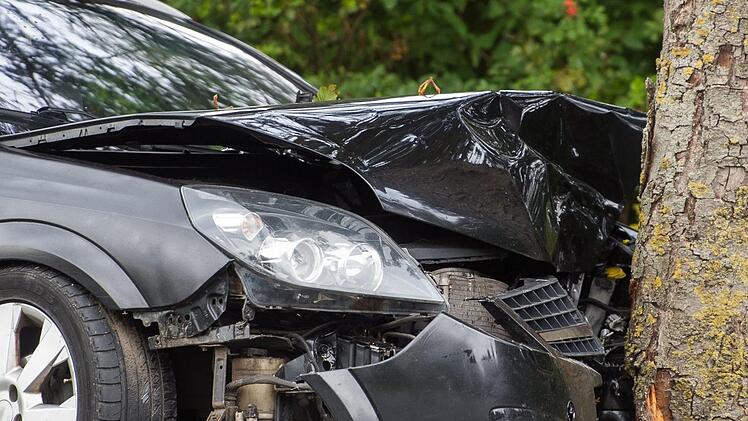 Mit mehreren Bäumen kollidierte ein Auto auf der A45. Beide Insassen wurden dabei schwer verletzt. Der Fahrer wurde mit dem Hubschrauber in die Klinik geflogen. Symbolfoto: benjaminnolte/Adobe Stock