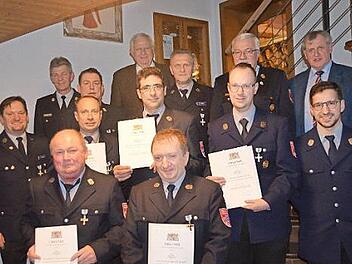 Gruppenbild mit den geehrten Kameraden und den Offiziellen Foto: p