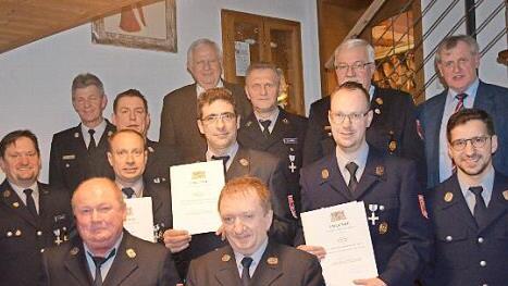 Gruppenbild mit den geehrten Kameraden und den Offiziellen Foto: p