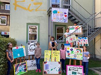 Stolze Künstlerinnen: Die Sieben- bis Zehnjährigen präsentierten am Montag ihre Werke über Kinderrechte im Garten  des Kinderzentrums.