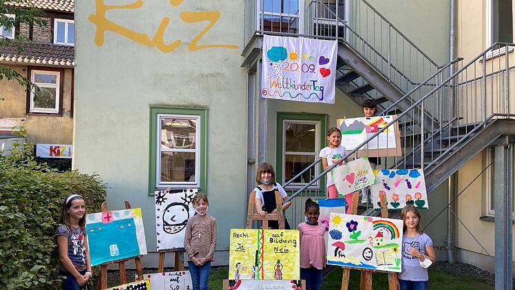 Stolze Künstlerinnen: Die Sieben- bis Zehnjährigen präsentierten am Montag ihre Werke über Kinderrechte im Garten  des Kinderzentrums.