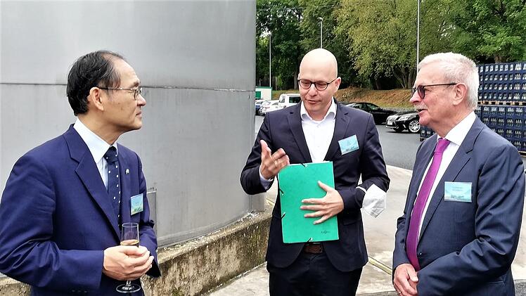 Japans Botschafter Hidenao Yanagi im Gespräch mit Bad Kissingens Oberbürgermeister Dirk Vogel (SPD) und dem stellvertretenden Landrat Gotthard Schlereth (CSU/FW). Foto: SIgismund von Dobschütz