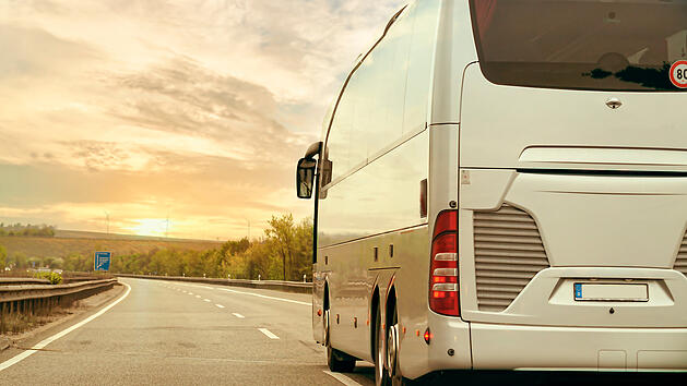 Reisebus l&auml;uft auf A9 aus - zwei Kilometer Dieselspur