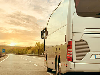 Reisebus l&auml;uft auf A9 aus - zwei Kilometer Dieselspur