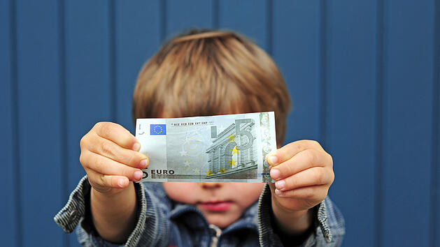 Geld, Kind, Kind mit Geldschein, F&uuml;nf Euro, Euroschein, Euro, Kindergeld, Unterhalt, Kindesunterhalt