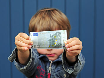 Geld, Kind, Kind mit Geldschein, Fünf Euro, Euroschein, Euro, Kindergeld, Unterhalt, Kindesunterhalt