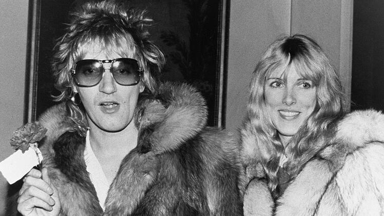 New York, 10. Januar 1979: Rod Stewart und seine damalige Partnerin, die amerikanische Schauspielerin Alana Hamilton, beim 34. Geburtstag des Sängers im Carlyle Hotel in New York.