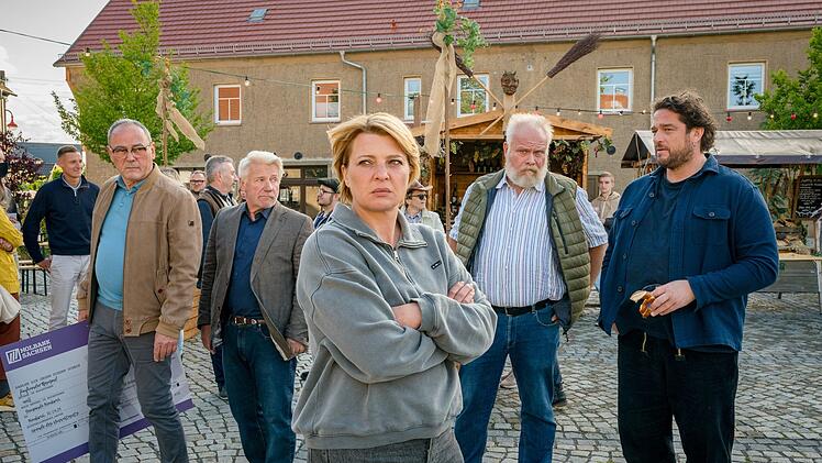 Mit ihrer Gew&auml;sseruntersuchung bringt die Geologin Ina Sedlitz (J&ouml;rdis Triebel) nicht nur Frank Schuter (Thomas Dehler, links), ihren Vater Walter (J&ouml;rg Sch&uuml;ttauf, zweiter von links), Udo (Martin Reik, zweiter von rechts) und ihren Schwager Tom Nehls (Ronald Zehrfeld), sondern das ganze Dorf gegen sich auf.