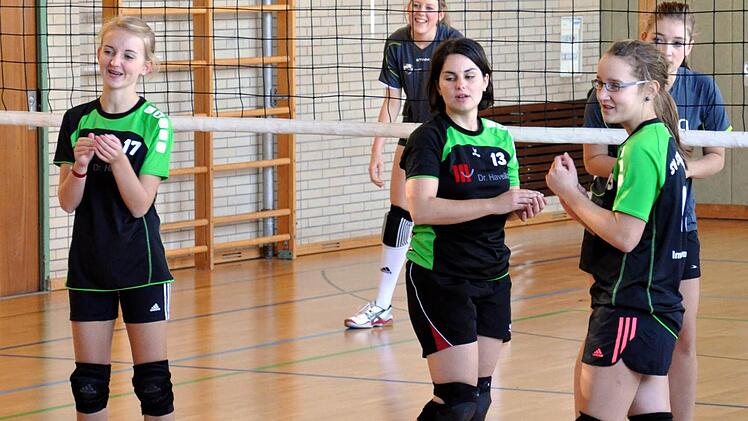 Zum ersten Mal bei einem wichtigen Spiel war die jüngste Spielerin im Volleyball-Team, Selina Manzer (re) dabei. Mit im Bild Vanessa Dotzler (li) und Claudia Klinger (Mitte) beim Spiel gegen die VSG Grub/Coburg II.