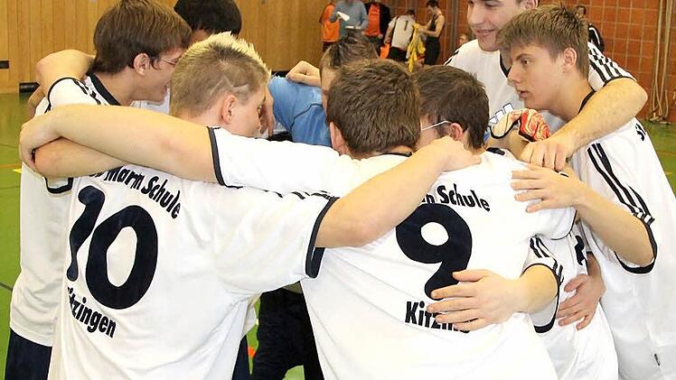 Die Mannschaft der St. Martin Schule Kitzingen hat es geschafft: Sie hat das Turnier gewonnen und den 1. Platz gemacht.