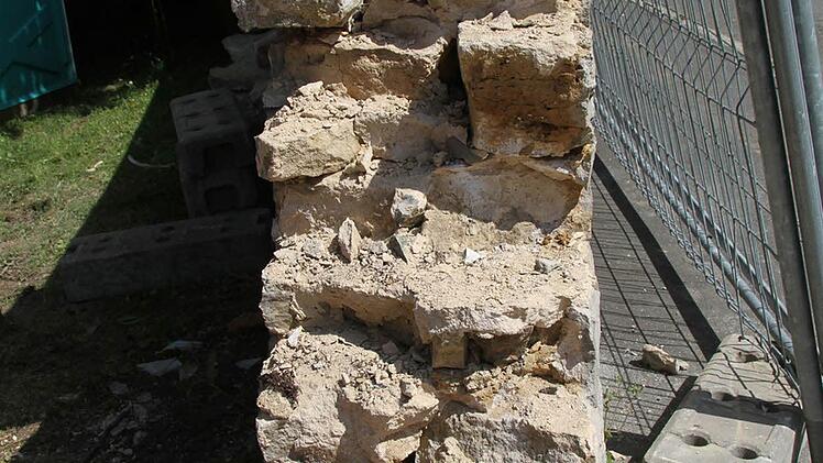 Aus der Mauer, die das Kirchenareal umgibt, ist ein Stück herausgebrochen worden, um den Kindergartenneubau einzupassen.