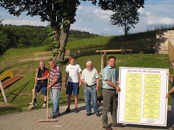 Der neue Spielplatz in Wötzelsdorf ist kurz vor der Fertigstellung. Bei einen Arbeitseinsatz wurden letzte Vorbereitungen zur Spielplatzeinweihung getroffen. Das Bild zeigt (von links) Thomas Mertel, Hans-Jürgen Schindler, Pascal Mertel, Adolf Mertel, Mario Backer und Horst Fischer. Foto:Karl-Heinz Hofmann