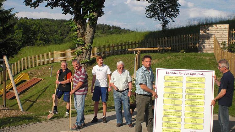Der neue Spielplatz in Wötzelsdorf ist kurz vor der Fertigstellung. Bei einen Arbeitseinsatz wurden letzte Vorbereitungen zur Spielplatzeinweihung getroffen. Das Bild zeigt (von links) Thomas Mertel, Hans-Jürgen Schindler, Pascal Mertel, Adolf Mertel, Mario Backer und Horst Fischer. Foto:Karl-Heinz Hofmann