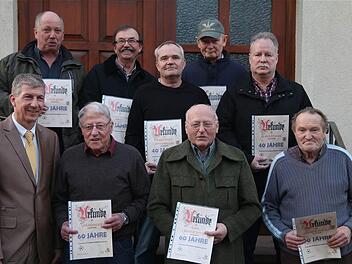 Treue Mitglieder geehrt: Udo Heim, Leo Hurrlein, Karl Brandenstein und Fridolin Oswald (hinten von links): Peter Böhm, Peter Kleer, Karl-Heinz Ottenweller, Erich Reichert und Klaus Stosiek. Foto: Gerd Schaar