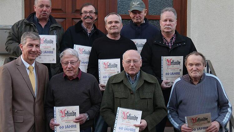 Treue Mitglieder geehrt: Udo Heim, Leo Hurrlein, Karl Brandenstein und Fridolin Oswald (hinten von links): Peter Böhm, Peter Kleer, Karl-Heinz Ottenweller, Erich Reichert und Klaus Stosiek. Foto: Gerd Schaar