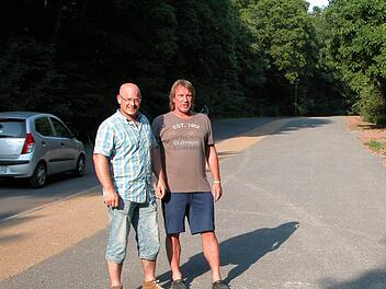 Oliver Metz und Jürgen Schönig vor den neuen Parkplätzen am Sportplatz in Haard. Foto: Ewald Kiesel