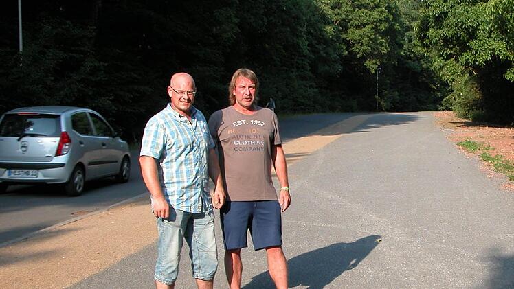 Oliver Metz und Jürgen Schönig vor den neuen Parkplätzen am Sportplatz in Haard. Foto: Ewald Kiesel