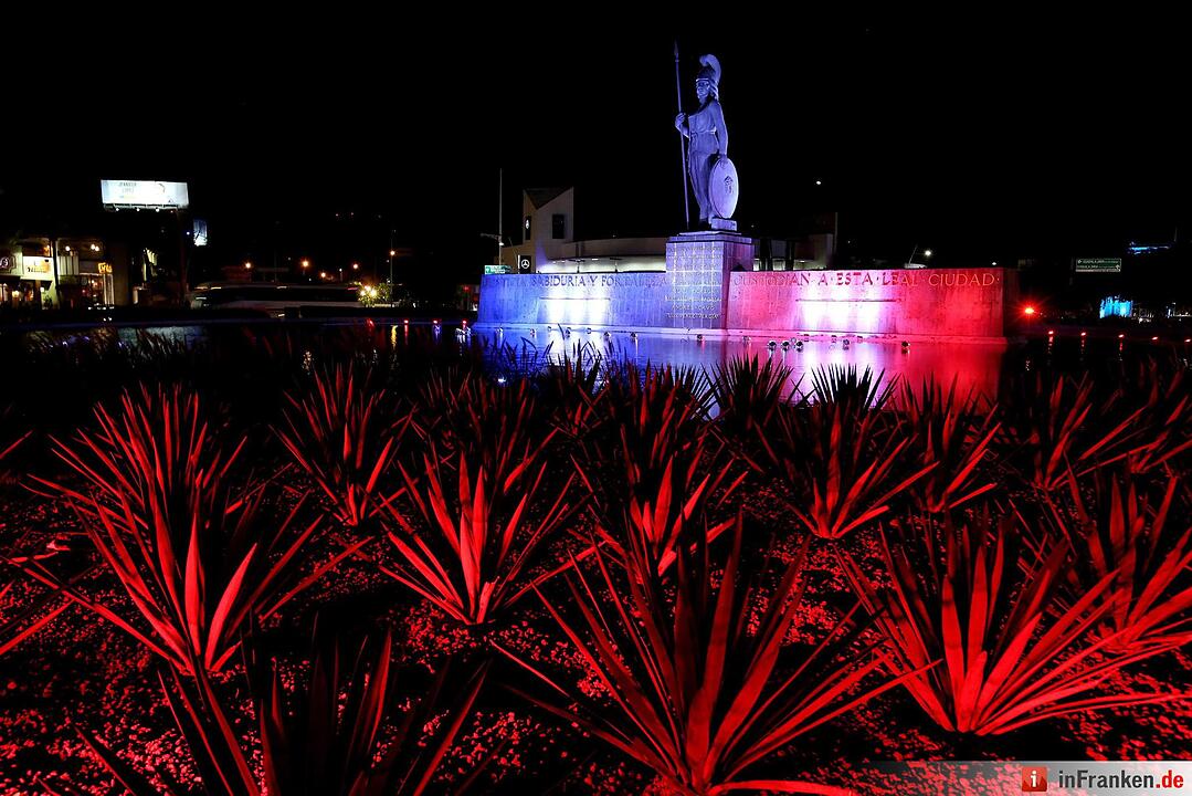 Weltweit gedenken Menschen den Opfer des Terrors von Paris