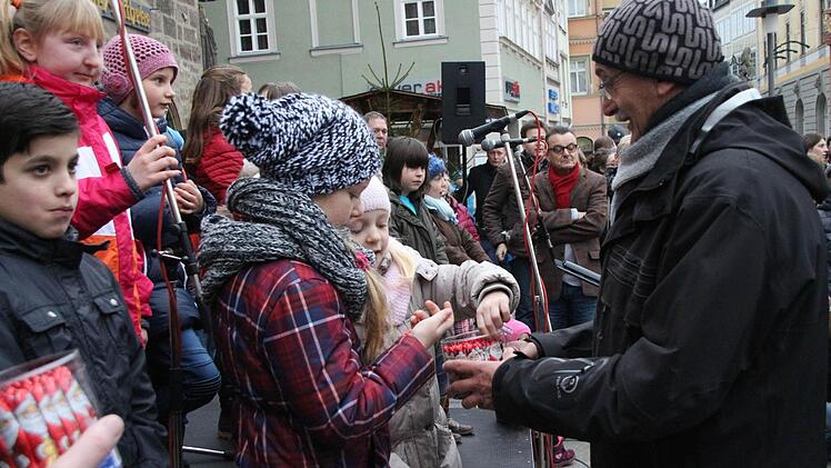 Hinterher gab's Schokonikläuse für die jungen Sänger, verteilt von Günter Freitag, Vorsitzender des Sängerkreises Coburg-Kronach-Lichtenfels ...