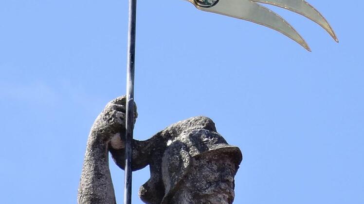 Figur mit restaurierte Metall-Fahne auf dem Coburger StadthausFoto: Jochen Berger