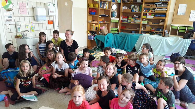 Anschaulicher Unterricht mit Hebamme Doris Wytopil.Michelle Beck