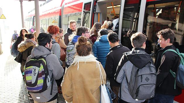 Am Dienstagmittag (27. November 2018) war um kurz nach 13 Uhr einiges los am Kronacher Bahnhof. Nicht alle Sch&uuml;ler fanden einen Sitzplatz im Zug. Foto: Andreas Schmitt