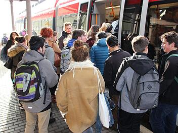Am Dienstagmittag (27. November 2018) war um kurz nach 13 Uhr einiges los am Kronacher Bahnhof. Nicht alle Schüler fanden einen Sitzplatz im Zug. Foto: Andreas Schmitt