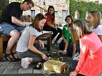 Kabel an der Stadtpfarrkirche Bad Königshofen. Hier mussten die Minis die Kabel so einstecken, dass die Lämpchen leuchteten.  Foto: Hanns Friedrich